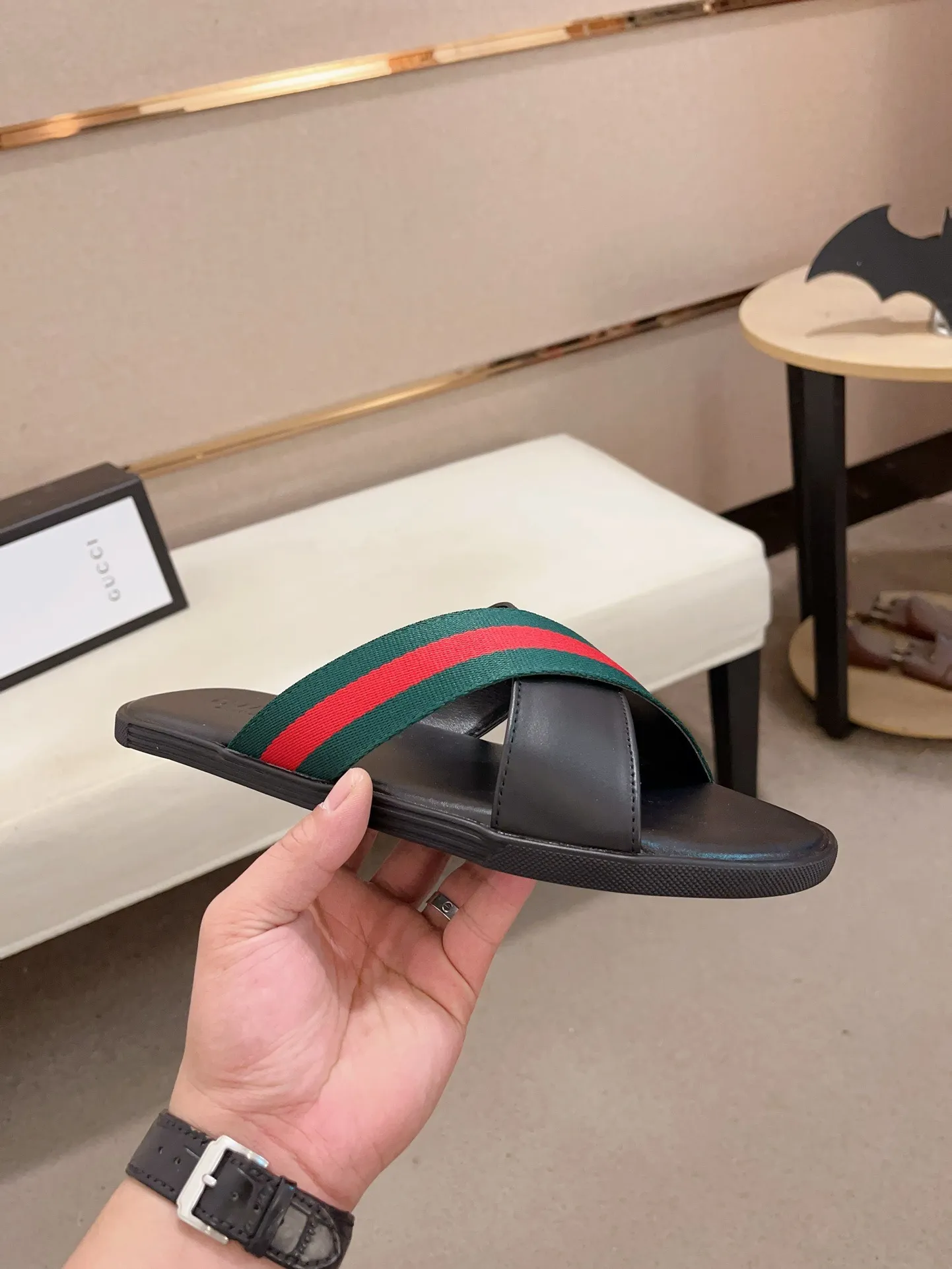 Men's shoes 💰: 240💰 [gucci Gucci slippers] High-end men's shoes brand official website 1:1 latest masterpiece: original mold customization, the fabric is made of imported original materials, upgraded outsole, lighter and non-slip. The market's top quality, simple yet tasteful, a must-have for fashionistas, fashionable at your feet, full of confidence, the same style at the counter 👍The season of summer slippers is here. Code: 38-45